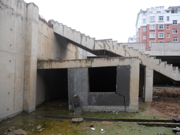 （2011年）平邑明德花園超市（地下），因地下水位變化導致框架梁、柱開裂