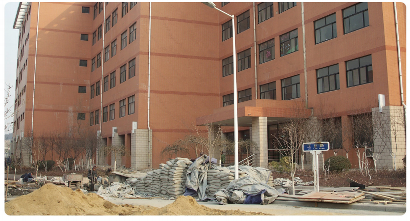 某教學樓不均勻沉降嚴重，墻體開裂，采用鋼管微型樁托換加固。(2009年)